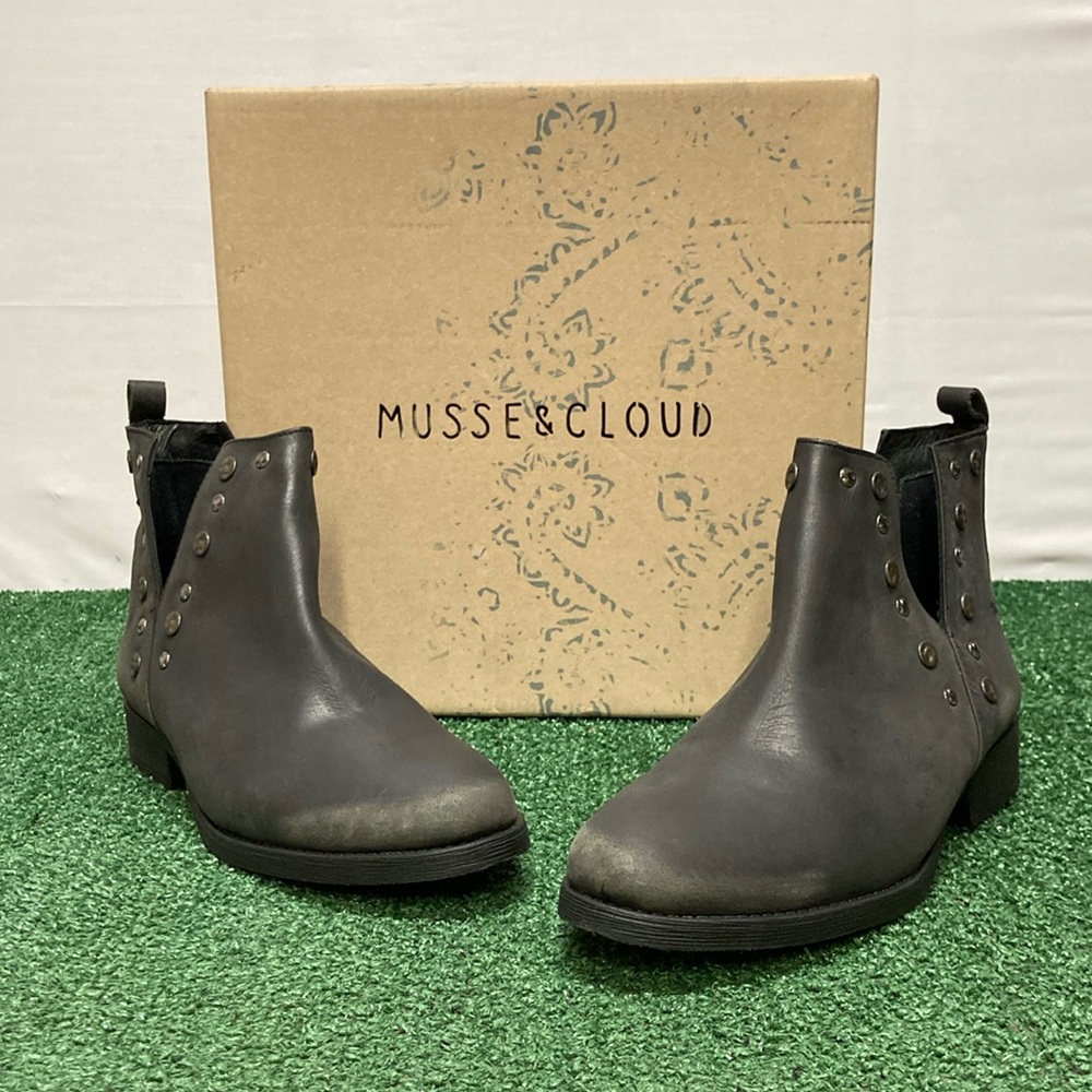 Musse & Cloud Gray ankle booties women’s size 9 (OKPM-07-129)